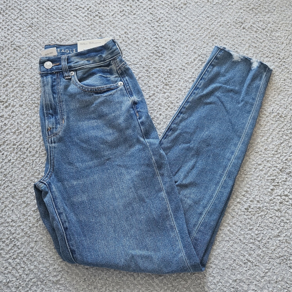 AMERICAN EAGLE Mom Jean Blue Distressed 00 Regular AE NWT